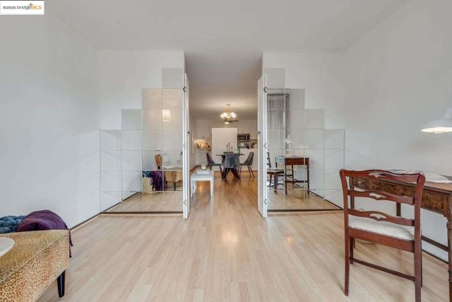 500 Vernon ST, Oakland CA: https://media.crmls.org/mediaz/77c3d844-6f1a-49e9-9427-128d59e6bfa1.jpg