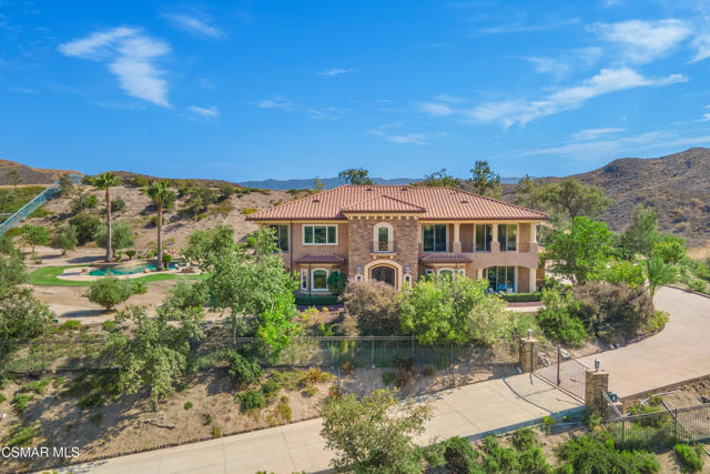 2462 Lost Canyons Drive, Simi Valley CA: https://media.crmls.org/mediaz/77c3e785-9e5a-4c5a-9d4e-74ec69937799.jpg