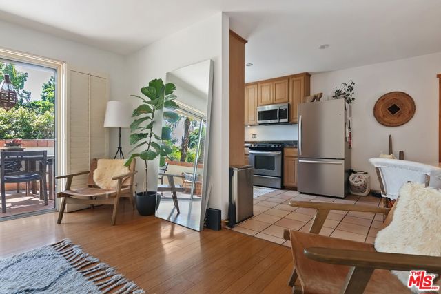 2702 11th Street, Santa Monica CA: https://media.crmls.org/mediaz/77c46c07-e4c1-4c1c-82df-86e55a50ccfb.jpg