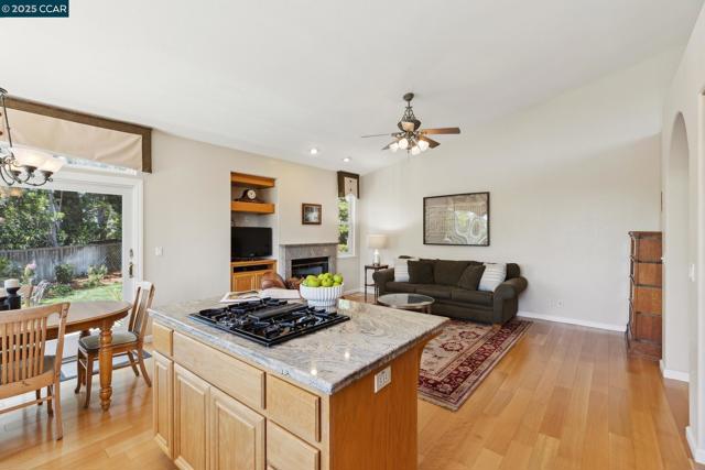 21 Mercury Ct, Pleasant Hill CA: https://media.crmls.org/mediaz/77c4a5c0-a19f-4f96-a267-8458ab8cccd5.jpg