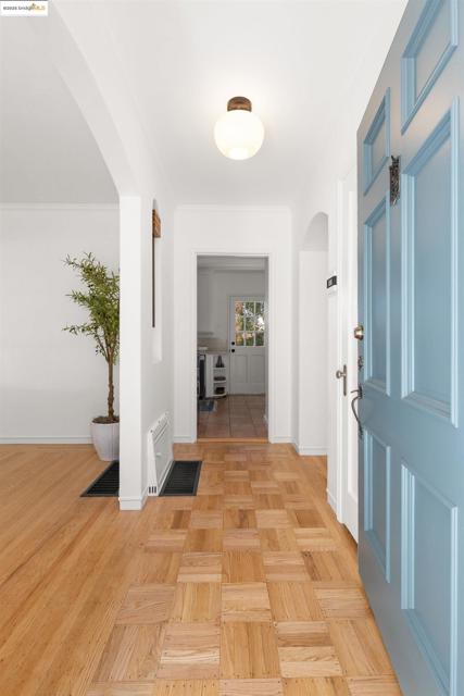2451 Carmel St, Oakland CA: https://media.crmls.org/mediaz/77c4a5c8-3c93-4849-86ab-fde652dcbcb1.jpg