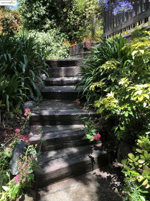 169 Ronada Ave, Piedmont CA: https://media.crmls.org/mediaz/77c4a8b8-3311-4590-91b0-6f0d3fcddc0e.jpg