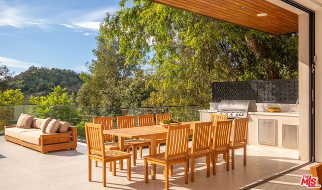 12752 Mulholland Drive, Beverly Hills CA: https://media.crmls.org/mediaz/77c4fd8e-d73d-47d2-b7ff-376ebfc859e8.jpg