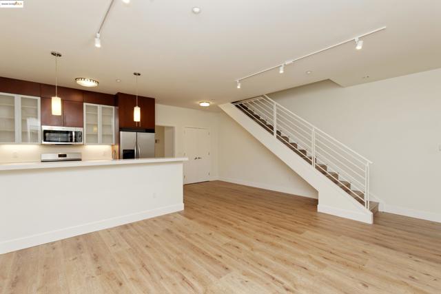 1565 32nd Street, Oakland CA: https://media.crmls.org/mediaz/77c69ec1-88f7-4c64-b6d1-16d8ec253613.jpg