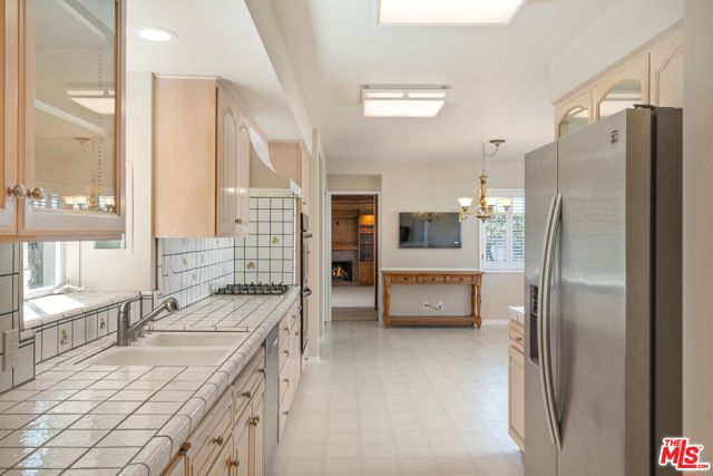 14972 CAMAROSA Drive, Pacific Palisades CA: https://media.crmls.org/mediaz/77c6c5dc-e19e-4011-a1bf-1d4af679b637.jpg