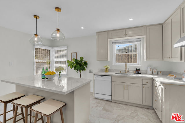 5248 Parkglen Avenue, Los Angeles CA: https://media.crmls.org/mediaz/77c705df-caee-4932-ab48-8abd27bd9357.jpg