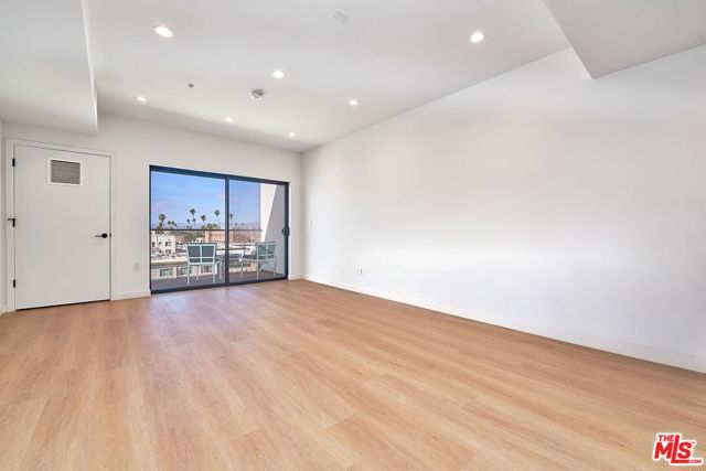 321 S Oxford Avenue, Los Angeles CA: https://media.crmls.org/mediaz/77c7ba6e-26c0-4a71-bf37-7c8a64e1aaa2.jpg