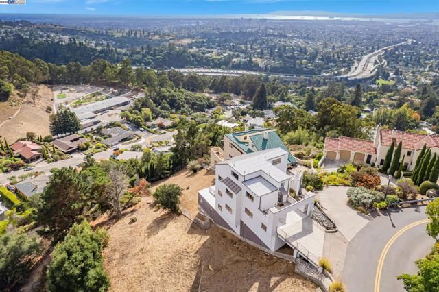 1522 Grand View Drive, Berkeley CA: https://media.crmls.org/mediaz/77c7ea7c-d1cb-489a-8309-a9e3e6b30461.jpg