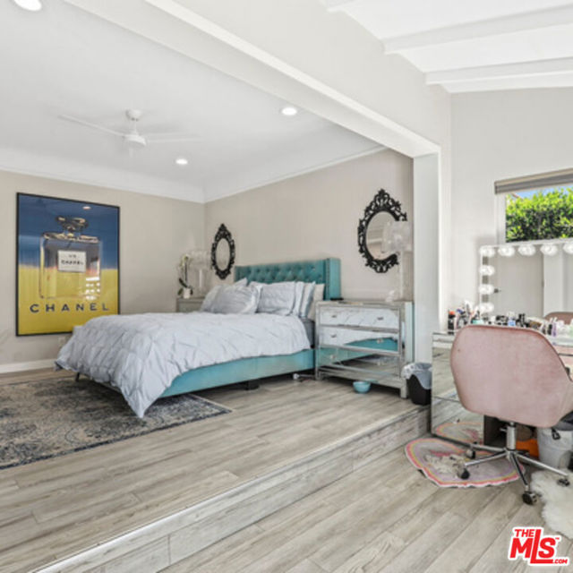 6526 6528 San Vicente Boulevard, Los Angeles CA: https://media.crmls.org/mediaz/77c840f7-0b61-4bd6-95eb-616d85c07092.jpg