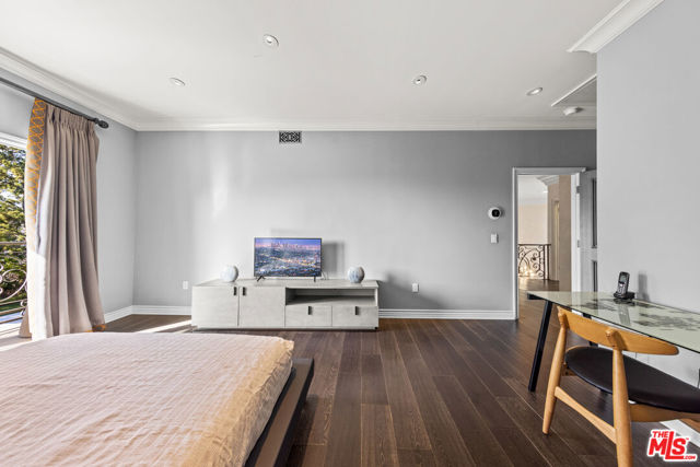 3170 KINGS Court, Los Angeles CA: https://media.crmls.org/mediaz/77c90bce-0615-4f5b-b632-4d212001eaeb.jpg