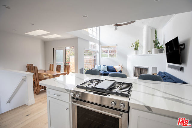 29233 HEATHERCLIFF Road, Malibu CA: https://media.crmls.org/mediaz/77c96dfb-4e62-4bc5-a7bb-6273136fdcc3.jpg