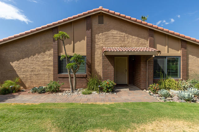 40 Joya Drive, Palm Desert CA: https://media.crmls.org/mediaz/77c9a058-d91e-4100-bcee-a65607711da2.jpg