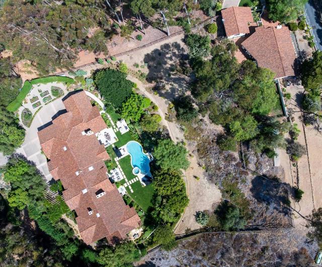 15807 Puerta Del Sol, Rancho Santa Fe CA: https://media.crmls.org/mediaz/77c9e4f0-e797-4368-9a56-da01ab7ab765.jpg