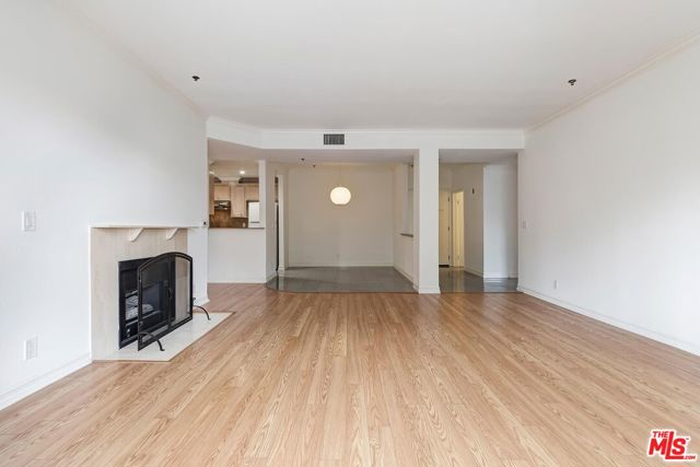 211 CALIFORNIA Avenue, Santa Monica CA: https://media.crmls.org/mediaz/77cb3238-6261-414b-867c-84e44130e00a.jpg
