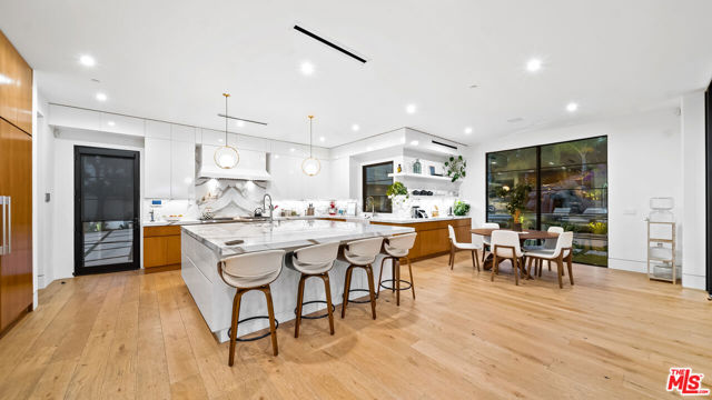 18762 Wells Drive, Tarzana CA: https://media.crmls.org/mediaz/77cbdf28-b631-48cb-b00f-3f216160c3c1.jpg