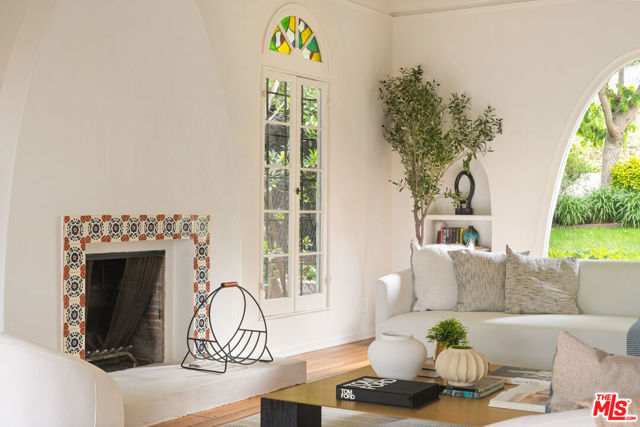 3716 Effingham Place, Los Angeles CA: https://media.crmls.org/mediaz/77cbf8dd-c903-4319-a161-49364653ba62.jpg