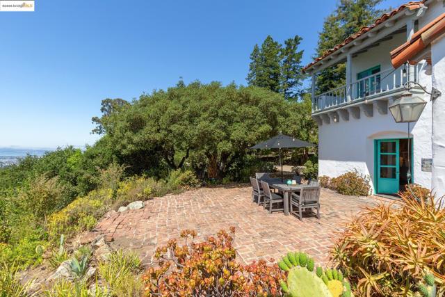 6801 Estates Dr, Oakland CA: https://media.crmls.org/mediaz/77cc2fdf-d1be-4629-a6ed-a19a6b7459a7.jpg
