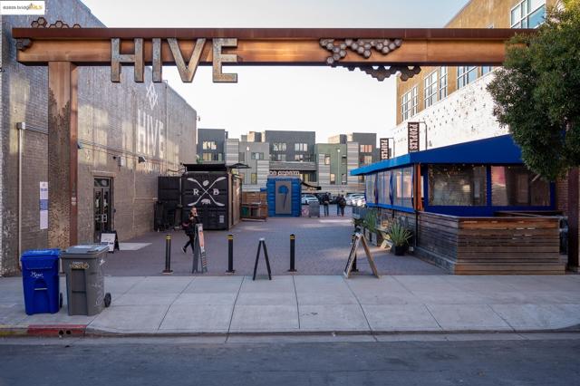 438 W Grand Ave, Oakland CA: https://media.crmls.org/mediaz/77cc8ac1-d50a-4643-89e9-9d736e2e4b30.jpg