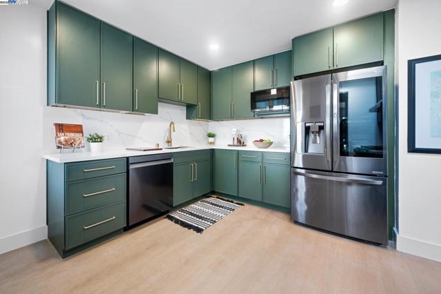282 Bright St, San Francisco CA: https://media.crmls.org/mediaz/77cca86b-43b4-4b3f-b465-bf696e0152ea.jpg