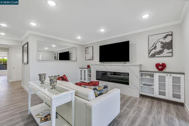 2900 Tice Creek Dr, Walnut Creek CA: https://media.crmls.org/mediaz/77ce23c1-c2c7-4a11-a5f3-36a39481a13f.jpg