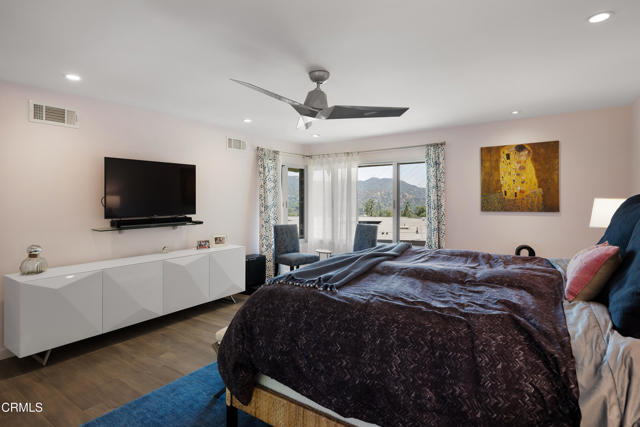 3351 Country Club Drive, Glendale CA: https://media.crmls.org/mediaz/77cea2c3-c8fd-4a98-ab6e-52e3bbb7769e.jpg