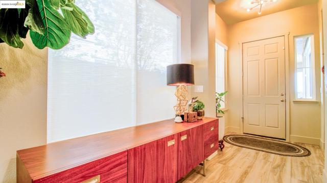 881 Inverness Ln, Brentwood CA: https://media.crmls.org/mediaz/77cf2ea6-d1ab-428e-8456-35a1556d4146.jpg