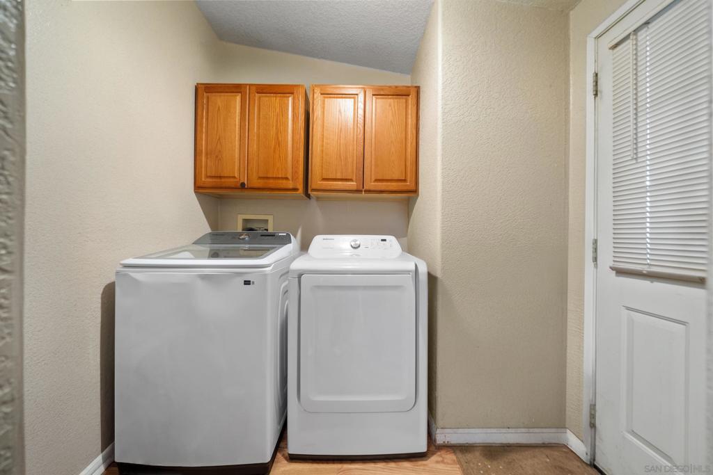 https://media.crmls.org/mediaz/77cfeb6a-4b1b-48e9-b2b3-121a10143ee4.jpg?preset=X-Large