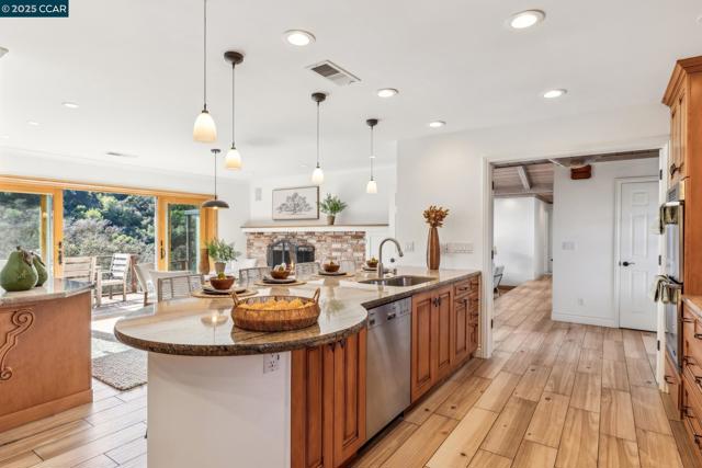 2160 Ridgewood Rd, Alamo CA: https://media.crmls.org/mediaz/77d0adcc-1a04-41d0-906c-54c938552a4c.jpg
