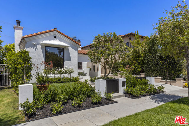 8607 Clifton Way, Beverly Hills CA: https://media.crmls.org/mediaz/77d10354-f848-4178-ab7c-e24fedd91f44.jpg