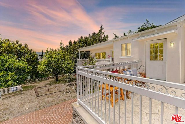 2916 Henrietta Avenue, La Crescenta CA: https://media.crmls.org/mediaz/77d1398e-9bf5-4431-ae11-76a35973d409.jpg