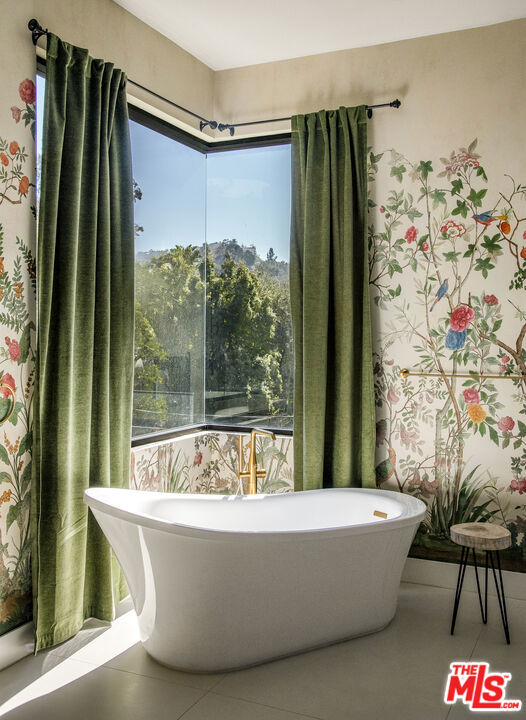 8145 Willow Glen Road, Los Angeles CA: https://media.crmls.org/mediaz/77d16709-f8bd-4eec-b53b-06a3ed71f150.jpg