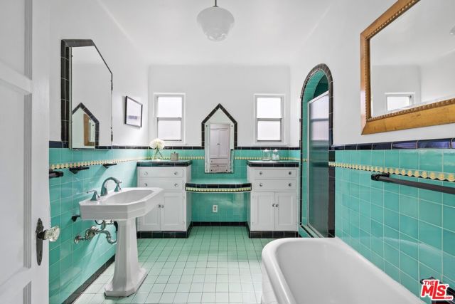 10516 Tennessee Avenue, Los Angeles CA: https://media.crmls.org/mediaz/77d281b5-f95c-42e9-917c-c71a2ce2fef4.jpg