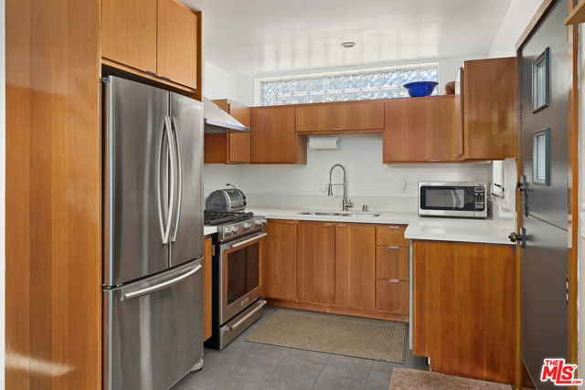 1089 Palms Boulevard, Venice CA: https://media.crmls.org/mediaz/77d28c36-6a36-4bf8-9a4a-22dea31eb8d4.jpg