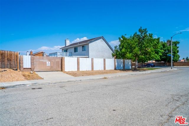 37411 Sheffield Drive, Palmdale CA: https://media.crmls.org/mediaz/77d2f194-44bc-473b-ae60-17f0b067ae18.jpg