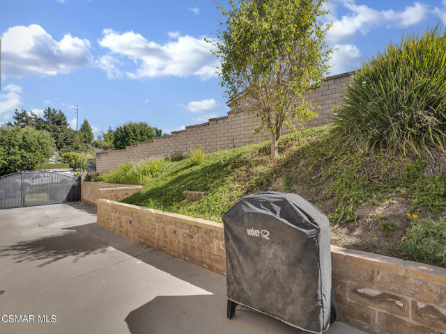 659 N Muirfield Avenue, Simi Valley CA: https://media.crmls.org/mediaz/77d39886-c7d0-4771-a597-e58d57904925.jpg