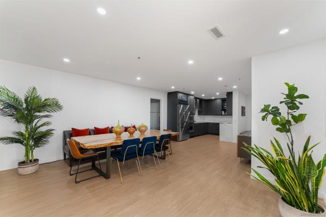 700 Front St, San Diego CA: https://media.crmls.org/mediaz/77d488ce-f3ab-45c4-87f8-1281c5251b56.jpg