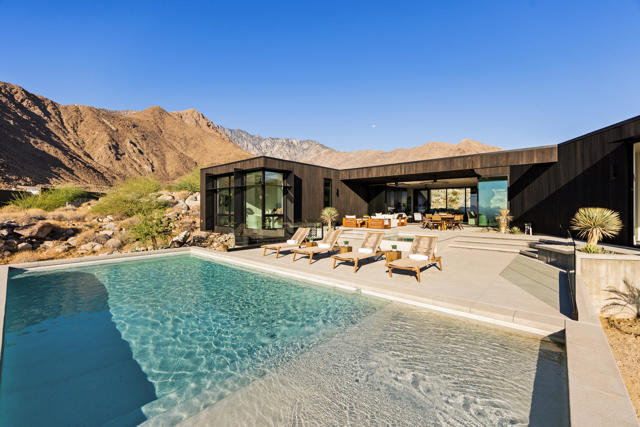 2085 Desert Flower Court, Palm Springs CA: https://media.crmls.org/mediaz/77d52013-7806-4dcd-9939-738f7b1eac8a.jpg