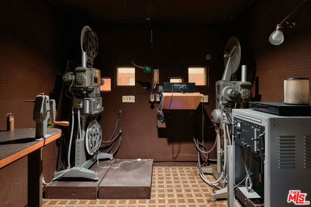 1117 N Beverly Drive, Beverly Hills CA: https://media.crmls.org/mediaz/77d5798a-177e-4a75-997b-d95a577057d7.jpg