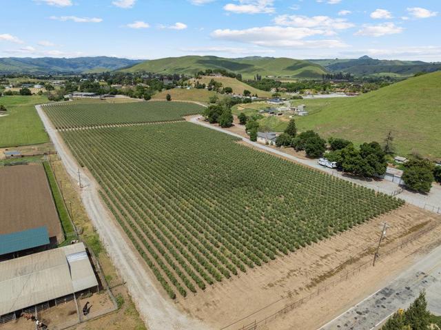 804 Comstock Road, Hollister CA: https://media.crmls.org/mediaz/77d5e324-c6e7-4357-8ff5-981bb748fa84.jpg