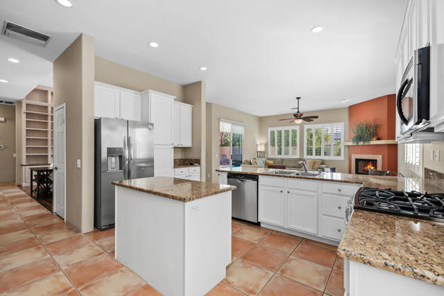 42 Marricopa Court, Palm Desert CA: https://media.crmls.org/mediaz/77d61a05-4843-4842-b713-08c38930dfc7.jpg