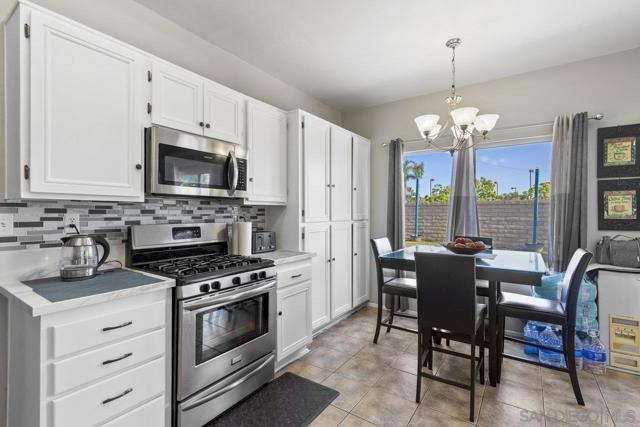 4425 Arbor Cove Cir, Oceanside CA: https://media.crmls.org/mediaz/77d693e8-3378-461b-97e8-6e23b749f593.jpg