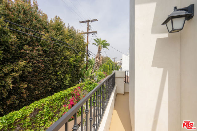 1529 S BEVERLY Drive, Los Angeles CA: https://media.crmls.org/mediaz/77d6d01a-da29-41e6-8444-8bc2399c3e57.jpg