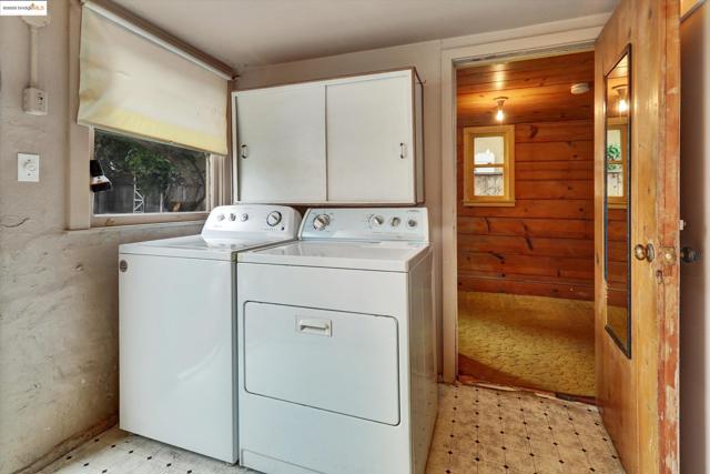 536 Pomona Ave, Albany CA: https://media.crmls.org/mediaz/77d70aee-211c-4007-ada1-54b1f940a632.jpg