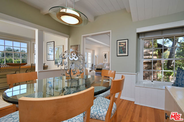 15213 Del Gado Drive, Sherman Oaks CA: https://media.crmls.org/mediaz/77d83237-ce06-479c-acbe-80240963e499.jpg