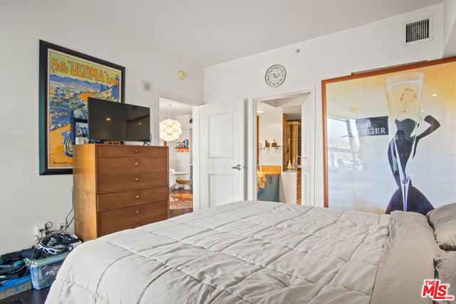 13700 Marina Pointe Drive, Marina del Rey CA: https://media.crmls.org/mediaz/77d87af3-91ed-4e52-aa96-c4d97106429e.jpg