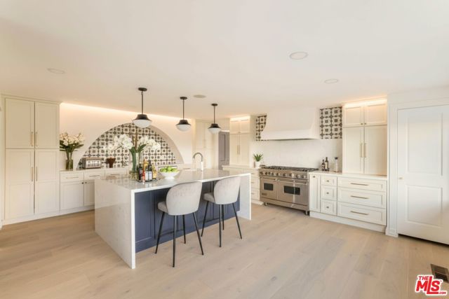 9315 Beverly Crest Drive, Beverly Hills CA: https://media.crmls.org/mediaz/77d89a02-3e4f-46ae-a52f-9724843696a4.jpg