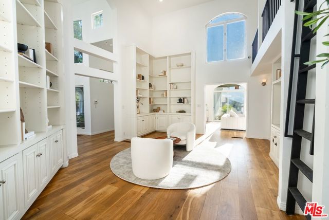 21965 Saddle Peak Road, Topanga CA: https://media.crmls.org/mediaz/77da11e2-6005-4ad1-90d8-a32184533e02.jpg