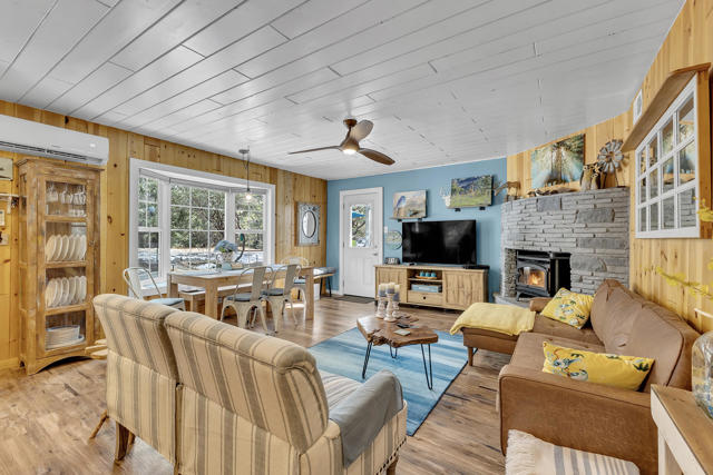 53125 Overlook Drive, Idyllwild CA: https://media.crmls.org/mediaz/77dbf670-d013-4b72-8e8e-ef42861045a6.jpg