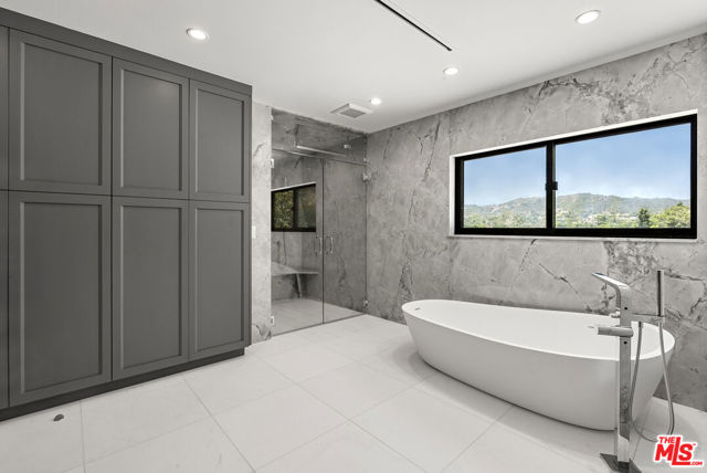 4423 Bergamo Drive, Encino CA: https://media.crmls.org/mediaz/77dcb162-9598-4daa-9bbf-8c12e5c095d3.jpg