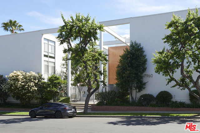 7960 Selma Avenue, Los Angeles CA: https://media.crmls.org/mediaz/77dcc512-77c9-4846-95c4-9274753eaff4.jpg